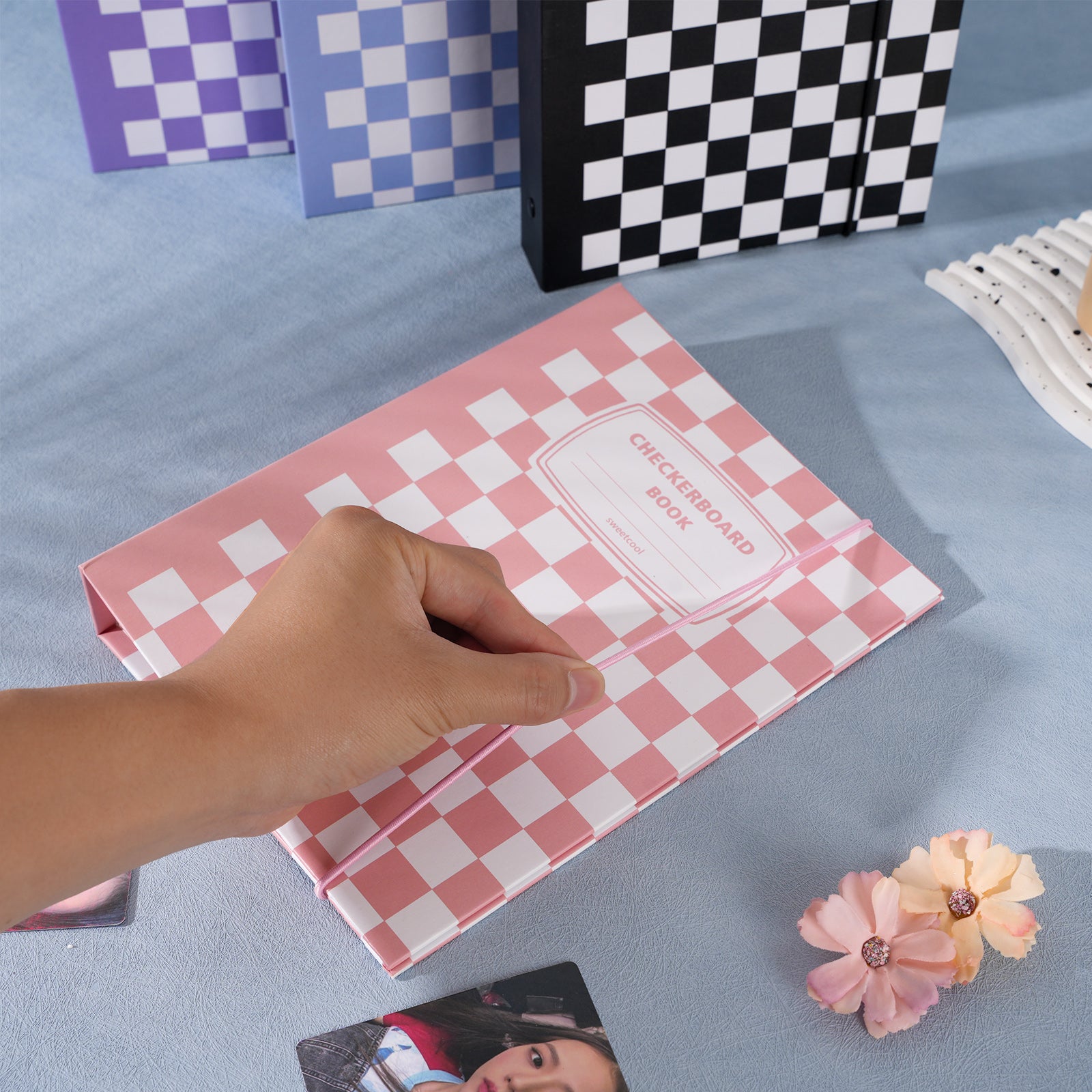 CeyiJun Checkered Photocard Binder with 25 Pages 4 Pocket Double Side Inner Refills with 200 Pockets